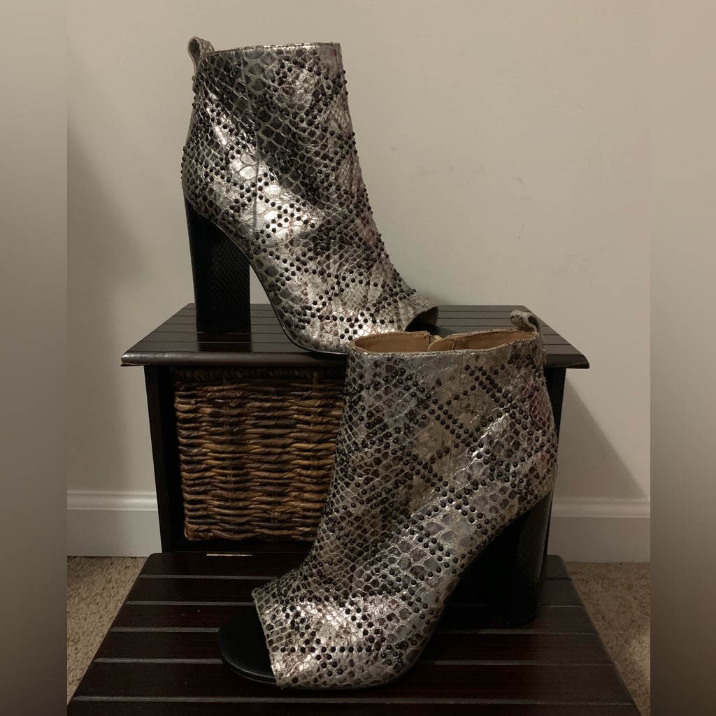 Women’s Calvin Klein Jules Studded Leather Ankle Booties Size 10 Nwob